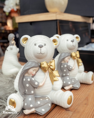 Décoration de Noël avec ours polaires en céramique et figurine de fille en robe grise.